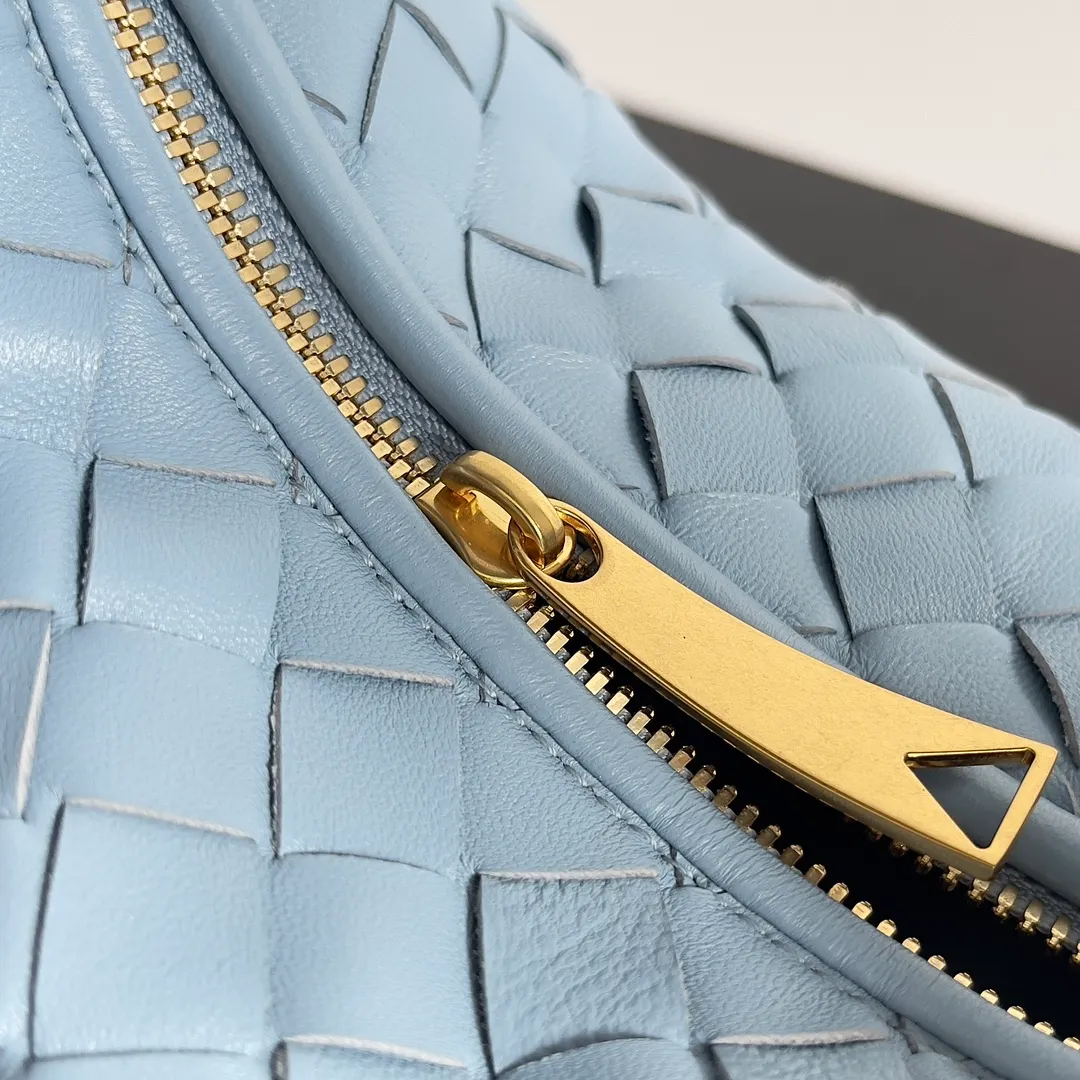 Batch 1120 Bottega veneta͙.——The latest braided and knotted hobo🔥 The top-grade lambskin leather is very soft, the bag shape is unique, practical and durable. It retains the traditional weaving elements while being a bit more flamboyant ~ Made of hand-woven sheepskin, zipper opening and closing, curved seamless structure, effortless to match. Highly recommended⚠️⚠️⚠️ The highest-end in the market🌈 Welcome to compare [Factory equipped with full package] size: 23x15x5cm.   Model: 651876
